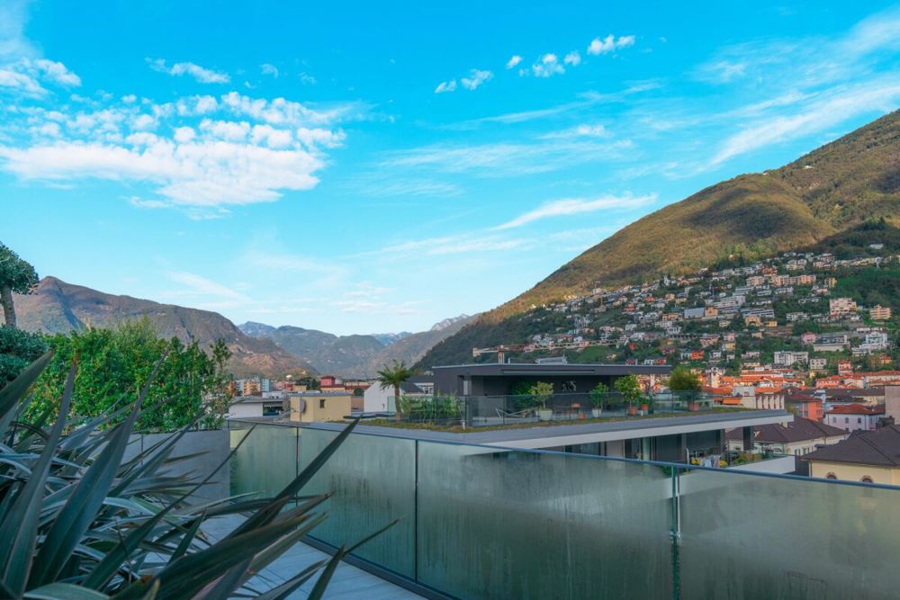 Lussuoso e centrale attico da sogno con ampie terrazze e tetto panoramico a Locarno - Bild 1