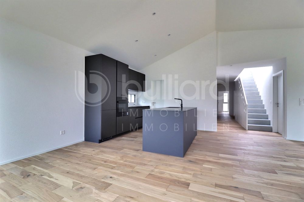 Bel appartement de 4.5 pièces Rooftop / 2 places de parc intérieures - Cuisine ouverte / escaliers accédant à la terrasse