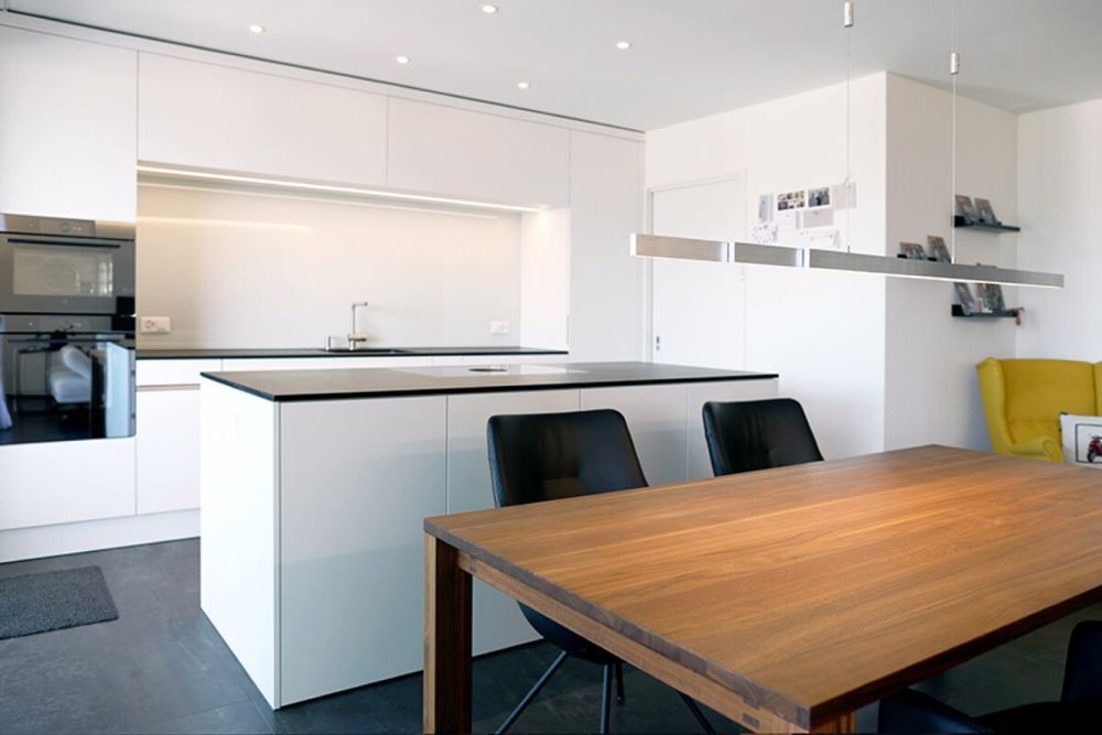 3.5 Zimmer-Attikawohnung - Bergsicht pur - Küche mit Reduit