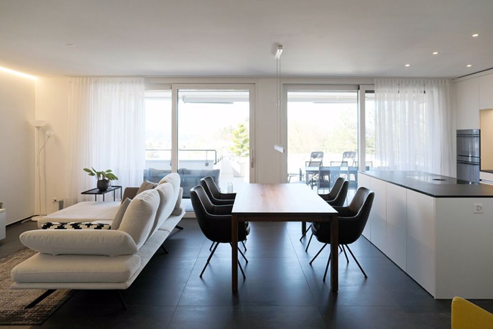 3.5 Zimmer-Attikawohnung - Bergsicht pur - Wohn-Essbereich