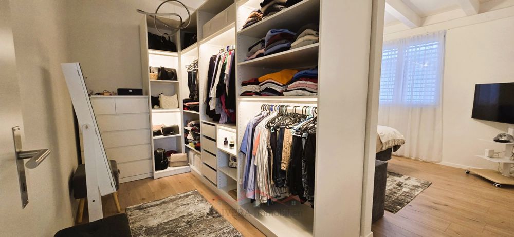 Moderne Einfamilienhaus in Brittnau Ihr Traumhaus im Grünen! - Offene Kleiderschrank