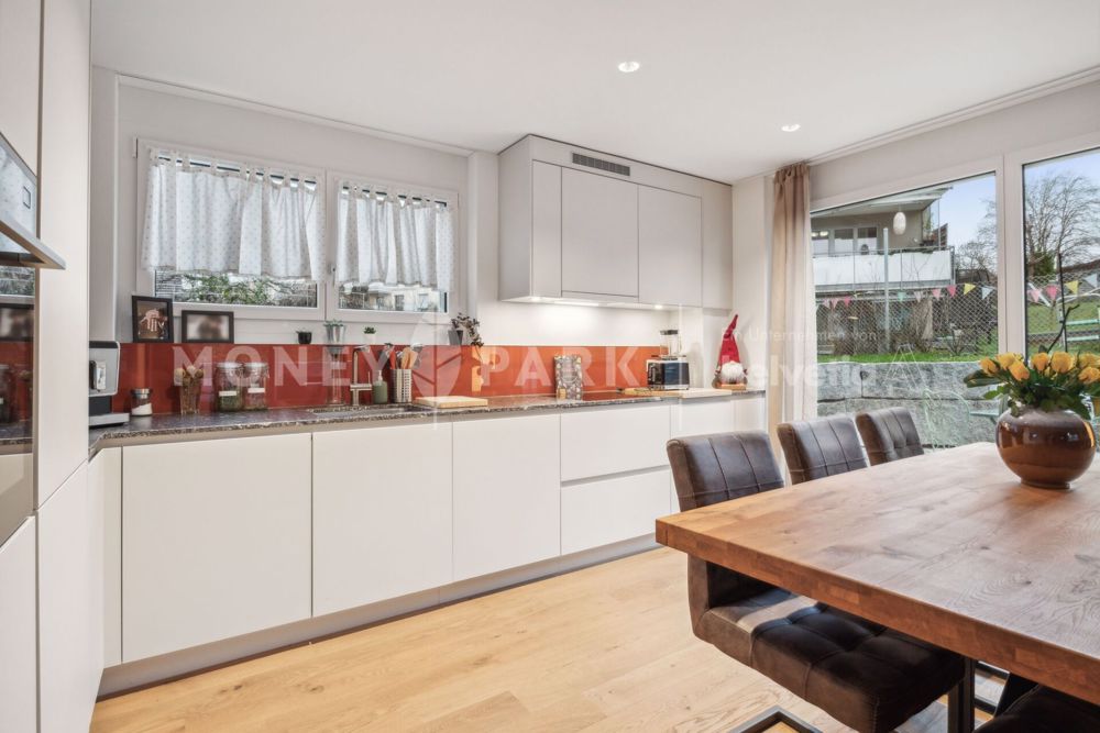 Neuwertige 3.5-Zimmer-Gartenwohnung mit grosszügigem Garten (83.5 m²) und sonnigem Terrassensitzplatz (22 m²) - Bild 2