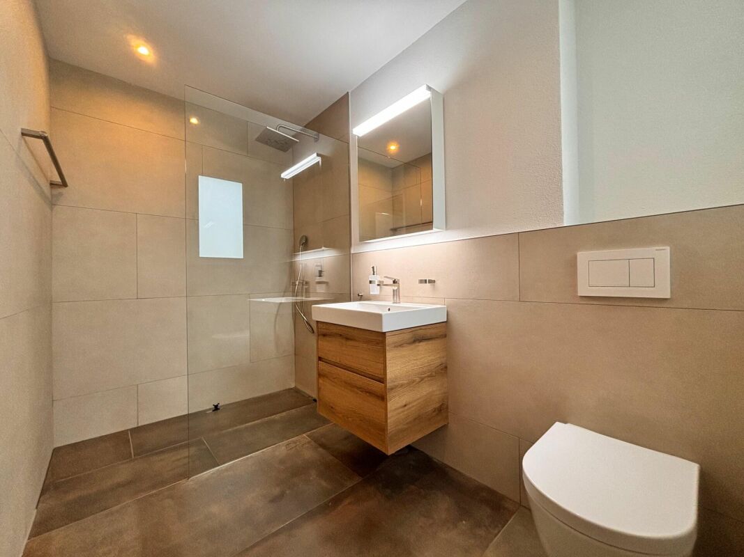 Moderne 3.5-Zimmer-Neubauwohnung mit stilvoller LED-Ambientebeleuchtung und sonnigem Balkon - Bild 5