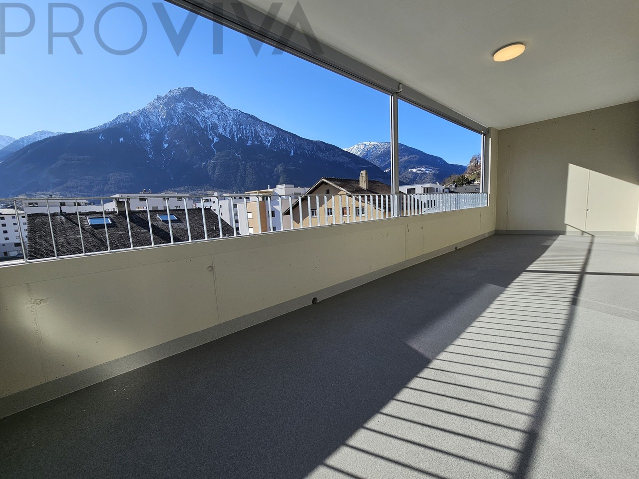 VIEL WOHNRAUM - GROSSE TERRASSE & FREIE AUSSICHT - Bild 2