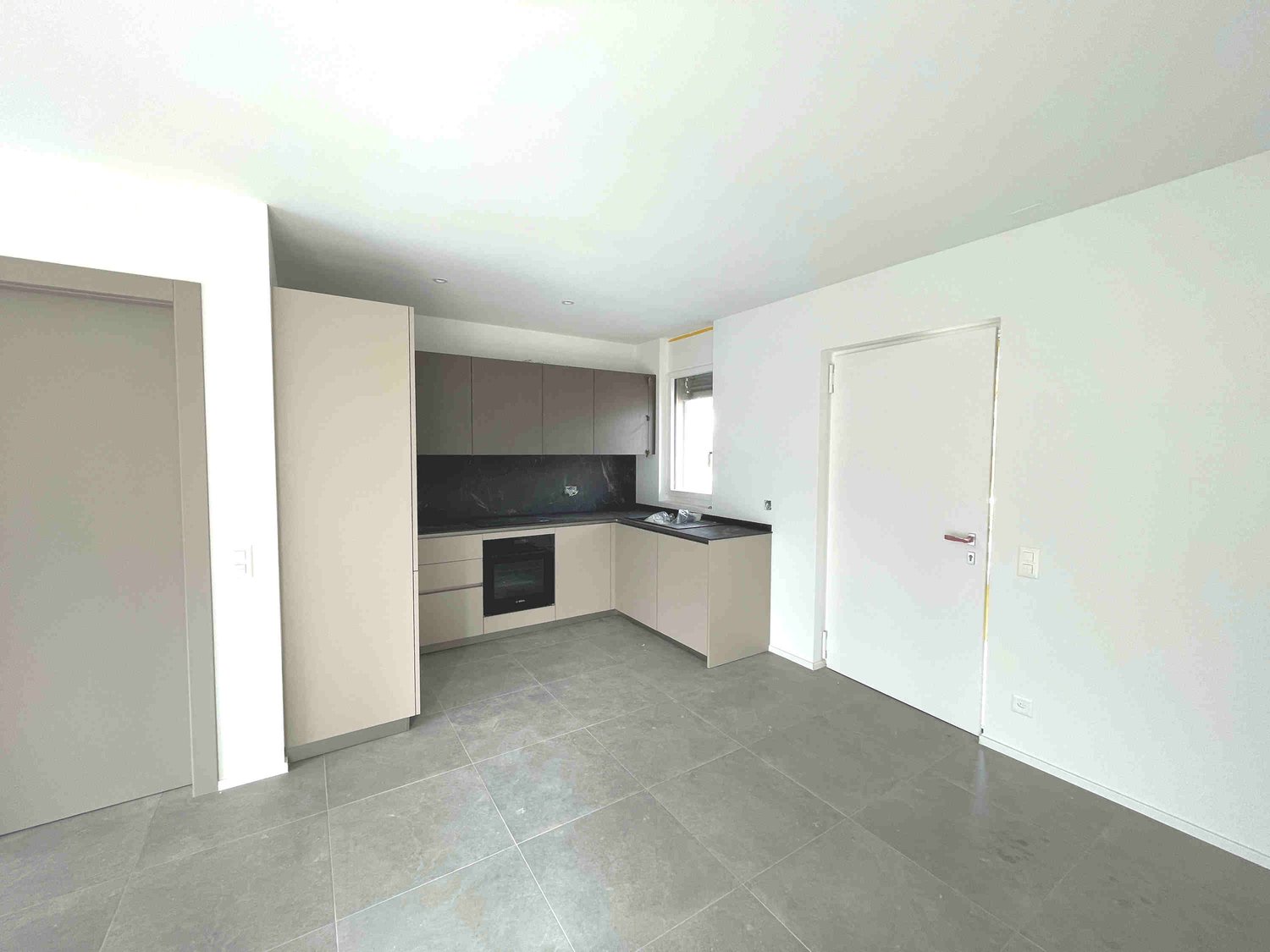 Nuovo appartamento con grande terrazza in zona comoda e strategica -  Bild 7