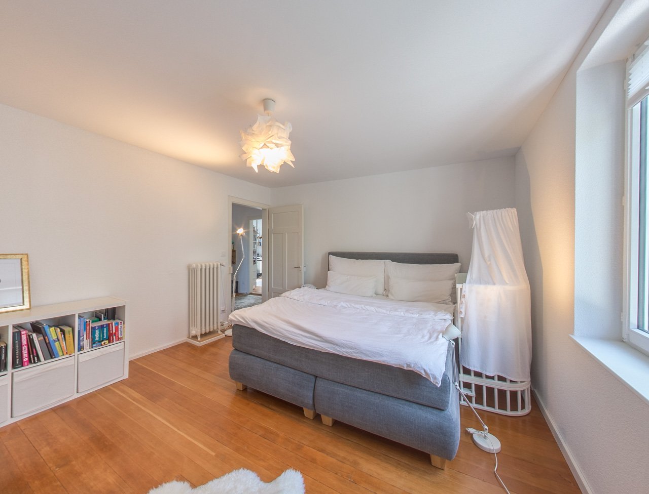 Altbau trifft Neubau: 4.5-Zimmer-Wohnung in Kreuzlingen mit Balkon und Parkplatz - Zimmer 3 mit Master Bathroom