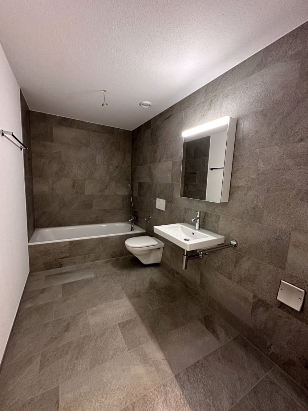 Komfortable und gut möblierbare 3.5-Zimmer-Wohnung - Bad/WC