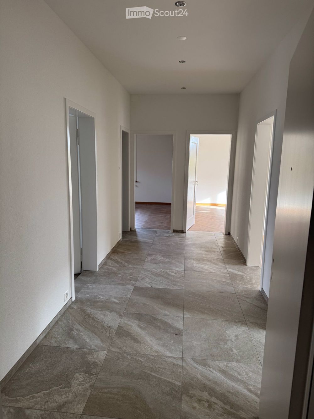 Komplett neu sanierte 4.5 Zimmerwohnung an bester Lage in Wabern - Bild 3