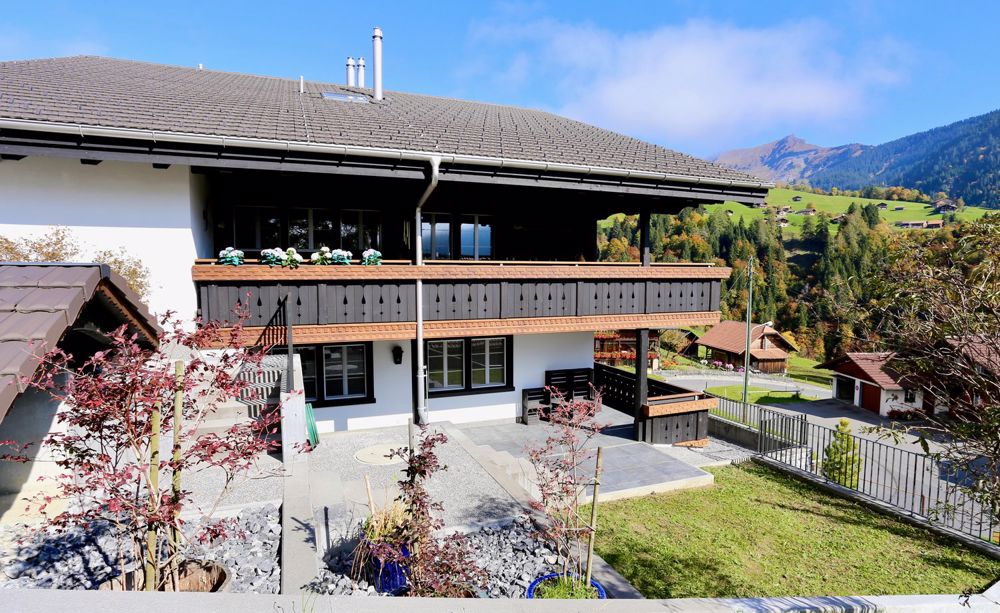 Chaletwohnung mit Garage - Bild 1