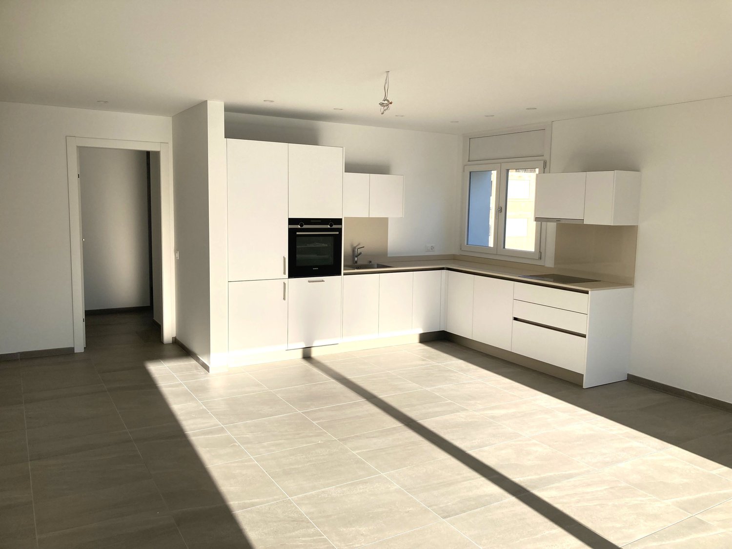 Appartamento 3.5 locali a Caslano, Canton TI - Moderno, raffinato e centrale - Image 2