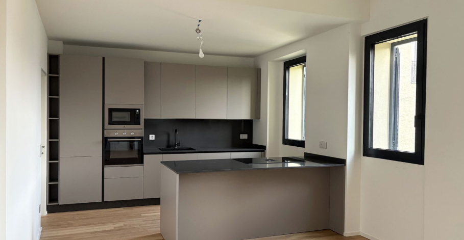 Moderno Appartamento di 3.5 Locali al 1° Piano con Vista Lago a Pura - Comfort in Posizione Tranquilla - Image 2