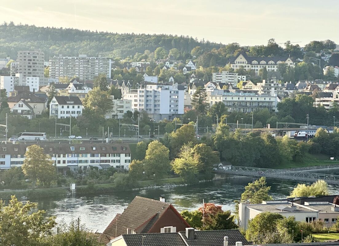 Stadt trifft Natur - Traumwohnung in Rheinnähe - Naturnah, beim Bahnhof Neuhausen und der Stadt Schaffhausen in Gehdistanz Lebensqualität im Neubau Rappenweg 10 in Flurlingen geniessen