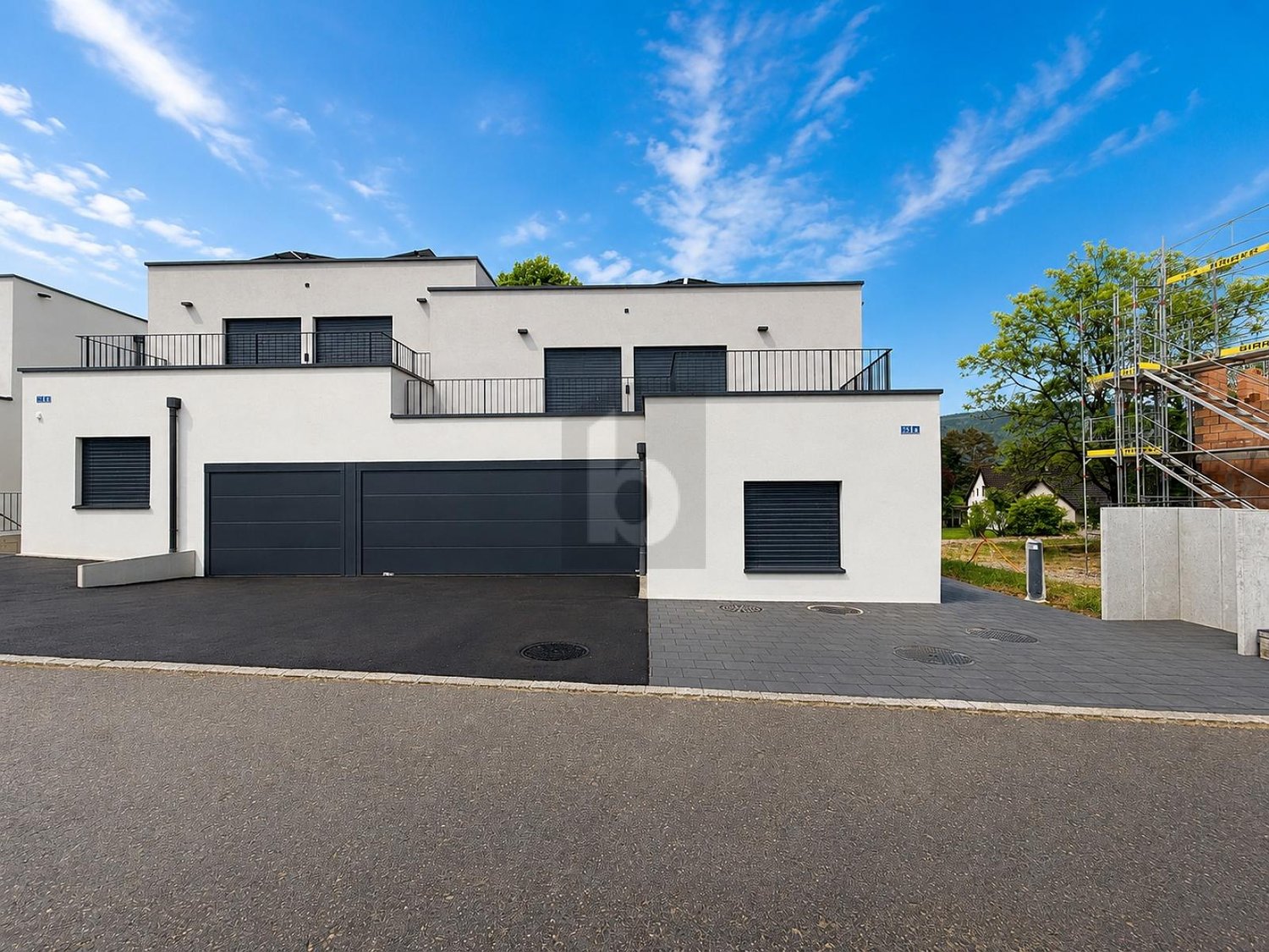 MINERGIE, MIT ZWEI TERRASSEN UND GARTENSITZPLATZ -  Bild 1