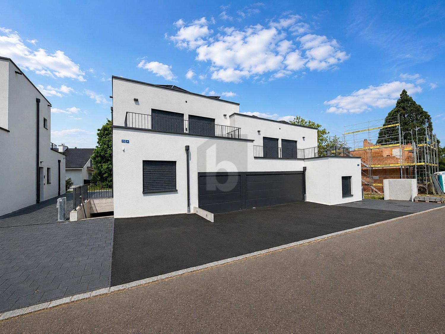 PREISHIT! NEUBAU MIT ZWEI TERRASSEN UND GARTEN -  Bild 1
