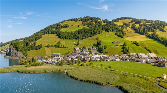 3.5-Zimmer-Attika-Wohnung mit Seesicht in Euthal - lichtvoll -  Bild 3