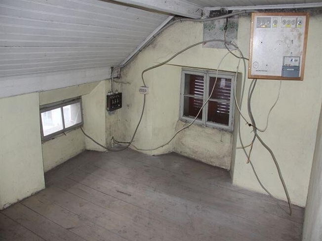 6 1/2-Zimmer-Hausteil mit Nebengebäude zum Ausbauen / 6 1/2-Zimmer-Haus mit Haus zum Renovieren -  Bild 13