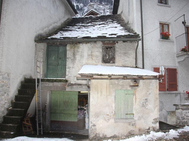 Haus mit Garage zum Ausbauen / Gebäude mit Garage zum Renovieren -  Bild 1