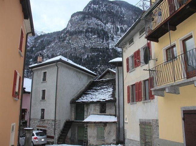 Haus mit Garage zum Ausbauen / Gebäude mit Garage zum Renovieren -  Bild 2