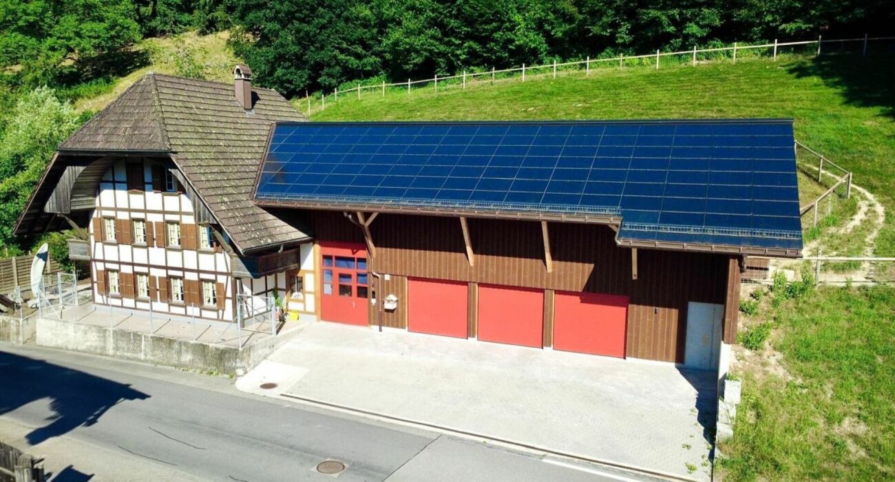 Modernisiertes Einfamilienhaus mit hochwertigem Neubau-Anbau und 3 Einstellplätzen in Thörigen -  Bild 1