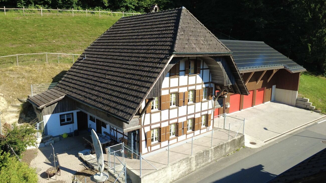 Modernisiertes Einfamilienhaus mit hochwertigem Neubau-Anbau und 3 Einstellplätzen in Thörigen -  Bild 2