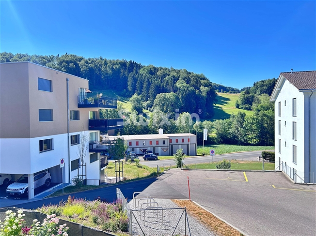 Exklusiv! Genießen Sie das Dorfleben und moderne Annehmlichkeiten Eine moderne 5,5-Zimmer-Wohnung mit großer Terrasse, weniger als 7 Minuten vom Bahnhof entfernt! -  Bild 1