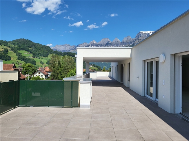 Exklusive Attikawohnung mit riesiger Terrasse in Flums SG -  Bild 1