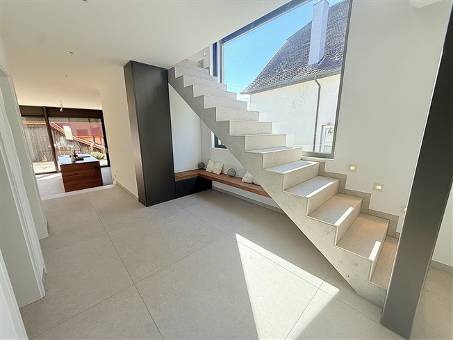 Zum Verkauf steht ein 6,5-Zimmer-Haus in Montavon mit einem Grundstück von 776 m² -  Bild 9