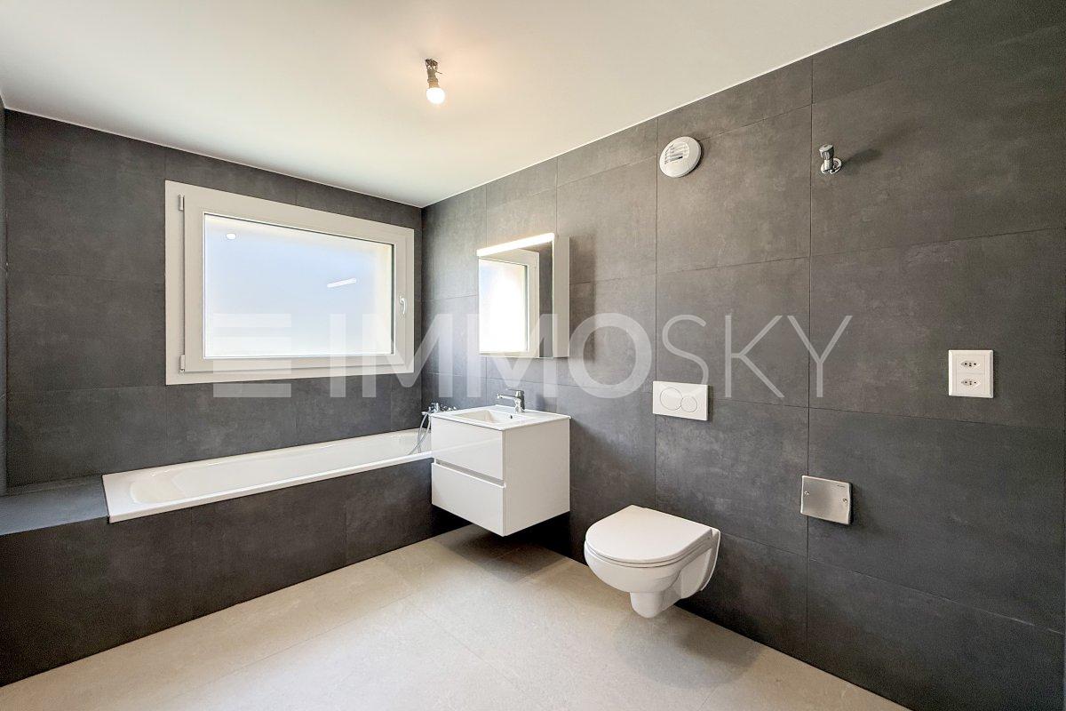 3.5 pièces neuf avec jardin d'environ 372 m2 - Lot B5-1 - Salle de bains moderne avec baignoire