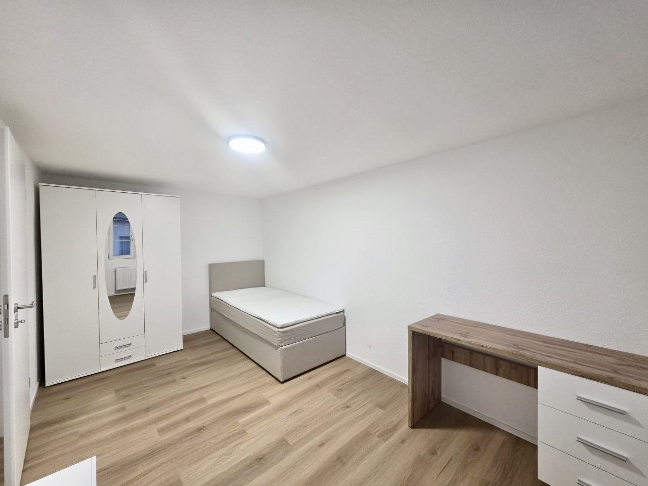 Erstvermietung nach Totalsanierung: möblierte WG-Zimmer -  Bild 3