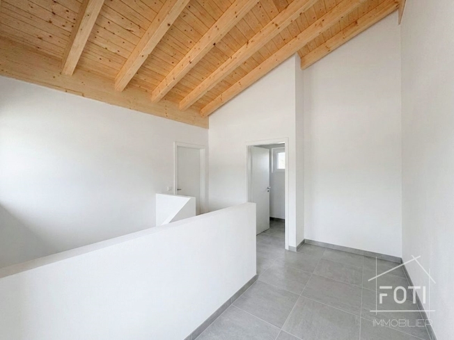 MIETKAUF Neue freistehende Villa mit 4,5 Zimmern und wunderschönem Blick auf die Ebene. -  Bild 7