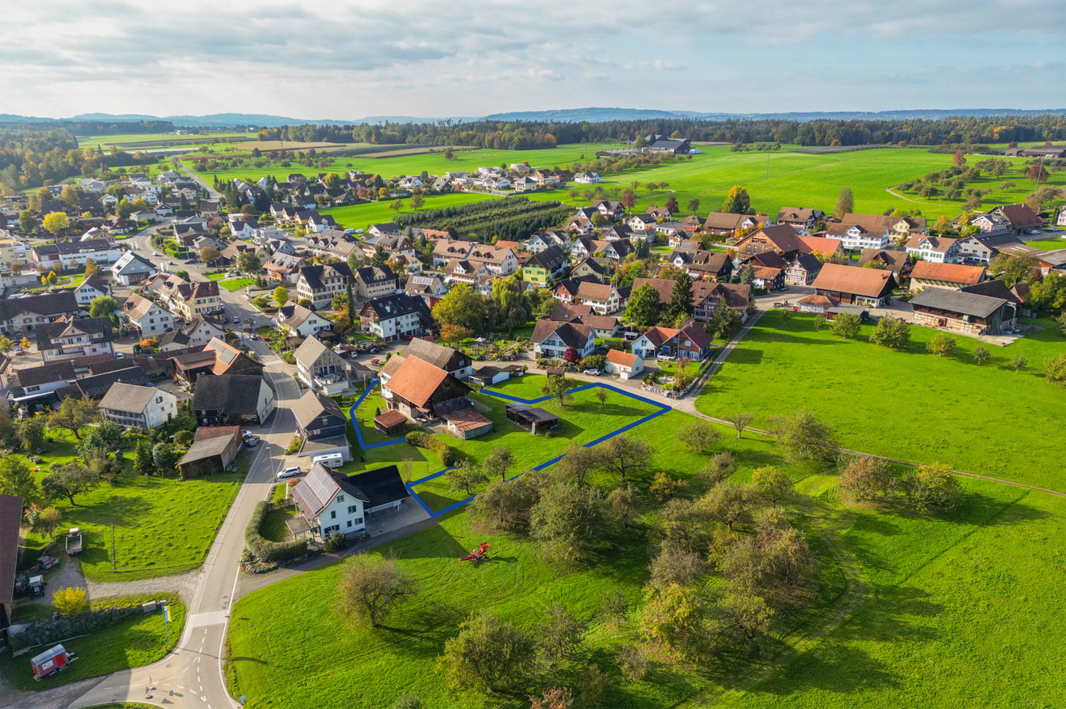 Attraktives Bauland mit Bauernhaus - Luftansicht