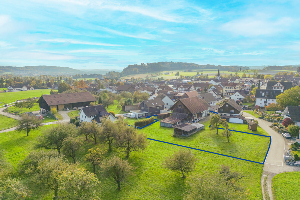Attraktives Bauland mit Bauernhaus - Luftansicht