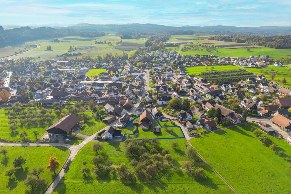 Attraktives Bauland mit Bauernhaus - Luftansicht