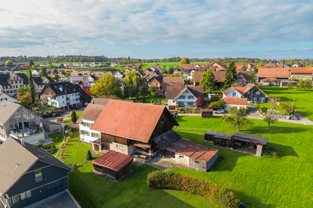 Attraktives Bauland mit Bauernhaus - Aussenansicht