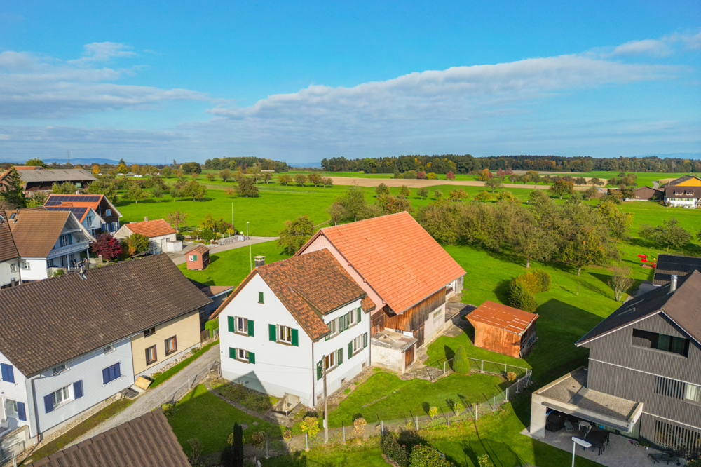 Attraktives Bauland mit Bauernhaus - Aussenansicht