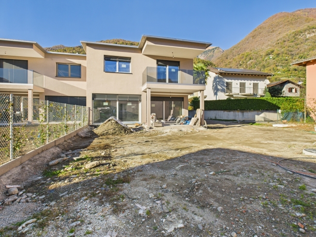 Casa a schiera moderna di nuova costruzione a Cugnasco  4.5 locali con giardino -  Bild 1