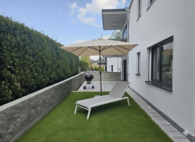 NEUBAU AN TOPLAGE MIT GROSSZÜGIGEM SITZPLATZ (40 M²) SOWIE EIGENER WASCHKÜCHE UND KELLER (17,4 M²). DIE WOHNUNG KANN AUF WUNSCH AUCH MÖBLIERT GEMIETET WERDEN. -  Bild 2