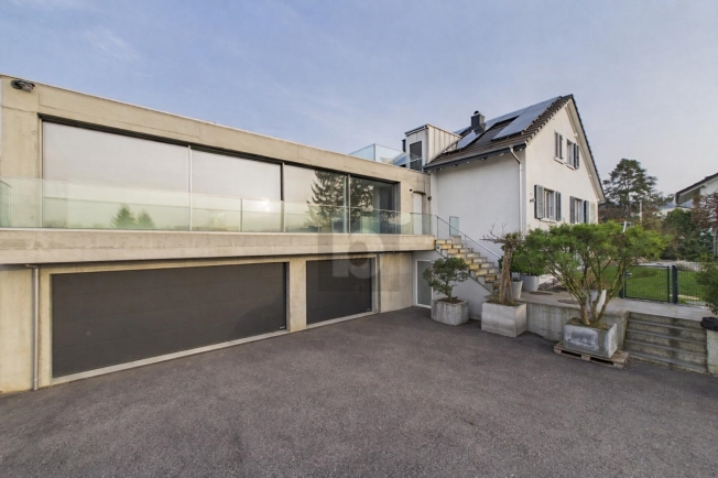 MODERNES JUWEL MIT POOL, SAUNA UND AUSSICHT -  Bild 1