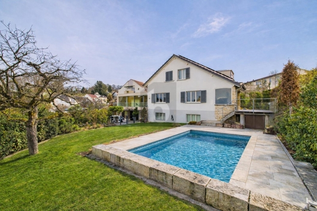 MODERNES JUWEL MIT POOL, SAUNA UND AUSSICHT -  Bild 2