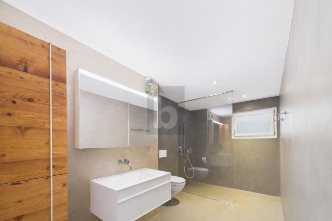 MODERNES JUWEL MIT POOL, SAUNA UND AUSSICHT -  Bild 3