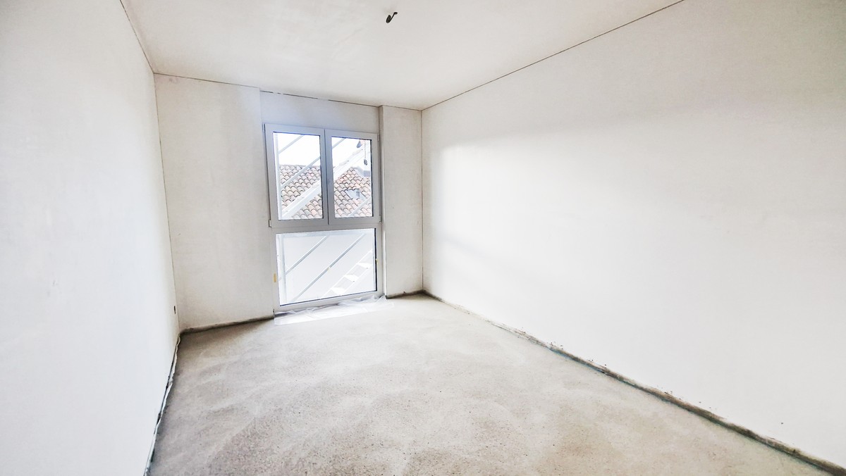 Nuovo 4,5 locali in stile moderno con veranda e ampio giardino privato -  Bild 5