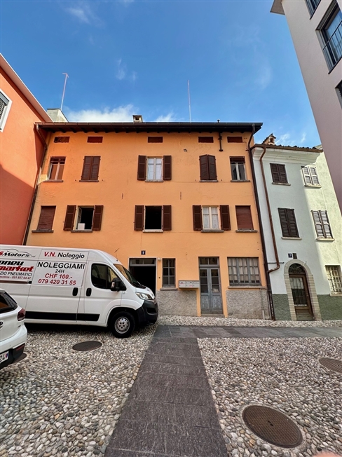 Gebäudekomplex mit Innenhof im Zentrum von Chiasso -  Bild 1