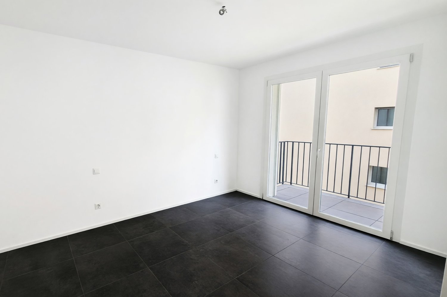 Nuovo appartamento 3,5 con terrazza coperta e due balconi -  Bild 8