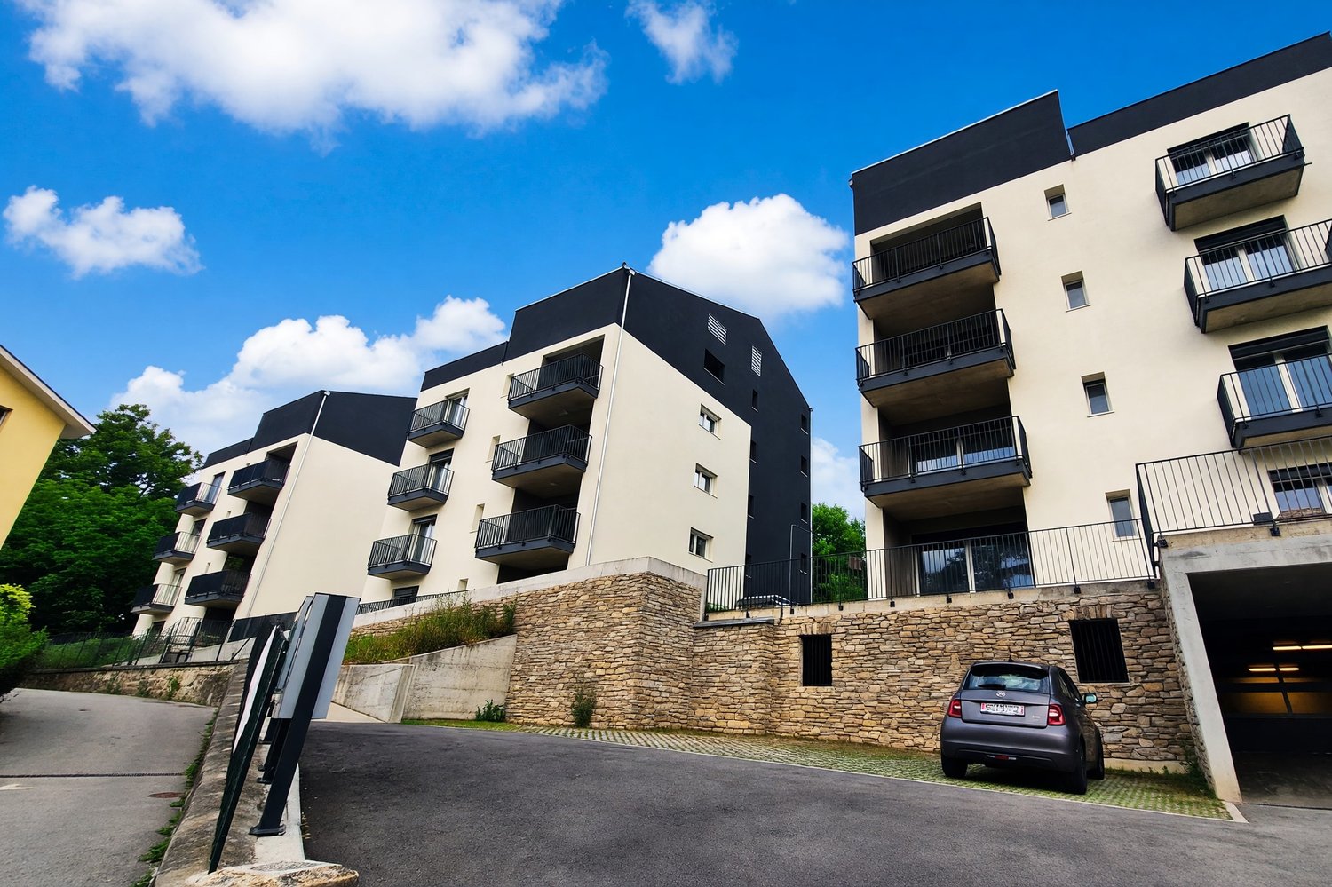 Nuovo appartamento 3,5 con terrazza coperta e due balconi -  Bild 1