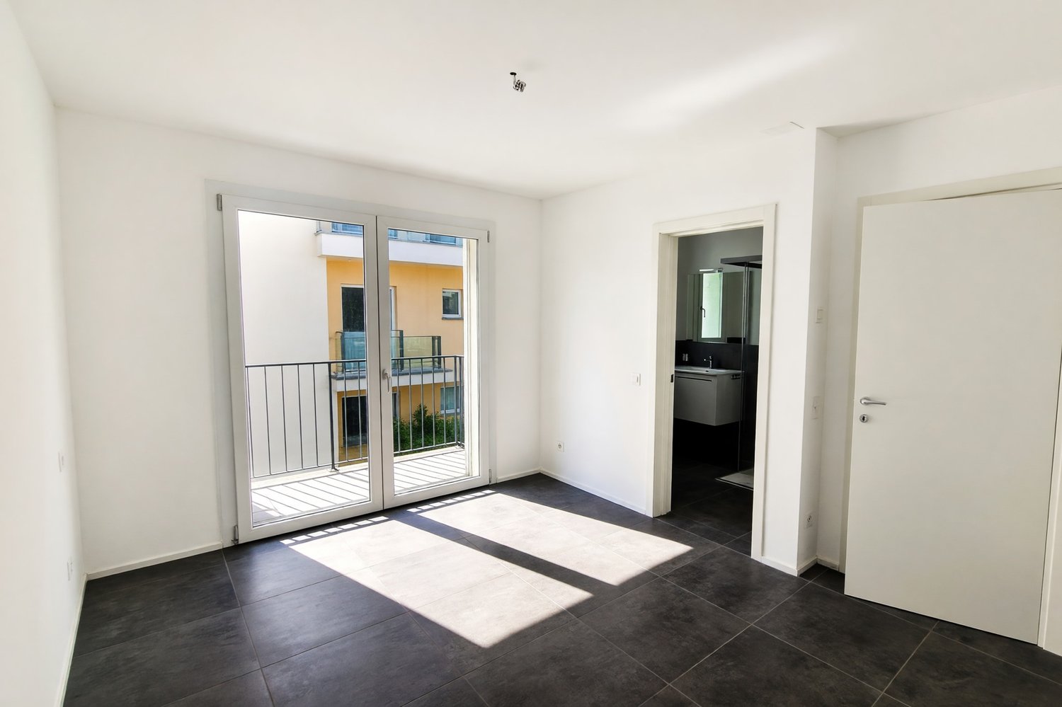 Nuovo appartamento 3,5 con terrazza coperta e due balconi -  Bild 9