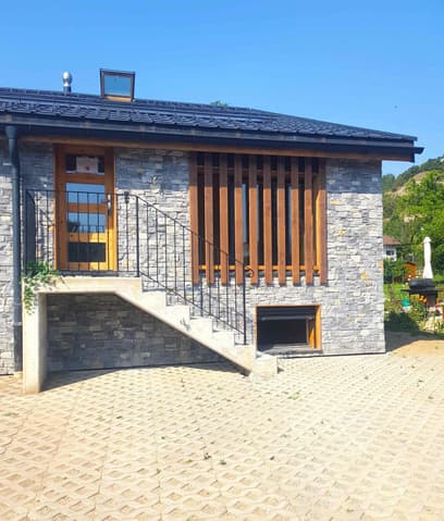 CHARMANTE MAISON VILLAGEOISE NEUVE ET ÉCOLOGIQUE, AVEC JARDIN ET PARKINGS -  Bild 3