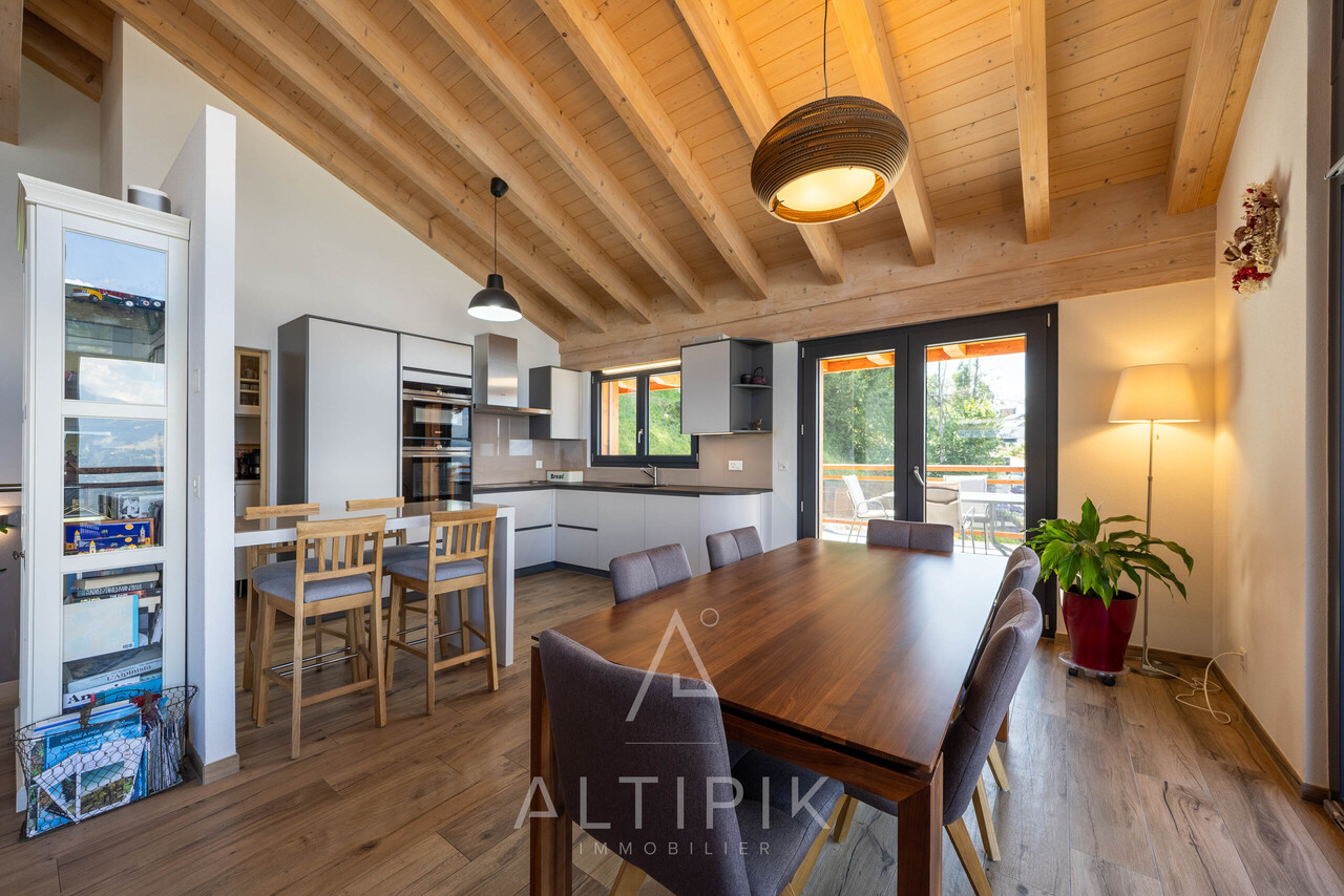 Un chalet récent (2021) avec les Alpes en toile de fond -  Bild 1