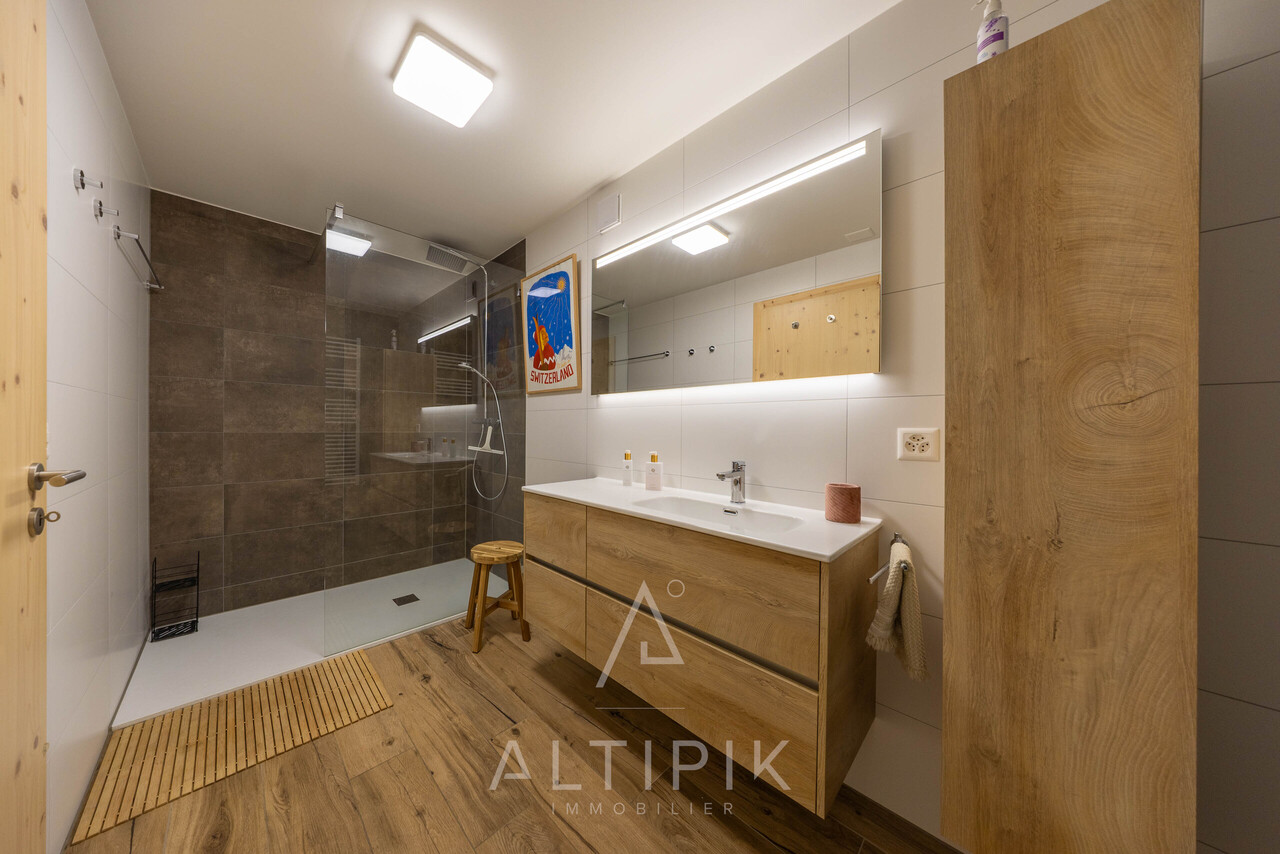 Un chalet récent (2021) avec les Alpes en toile de fond -  Bild 7