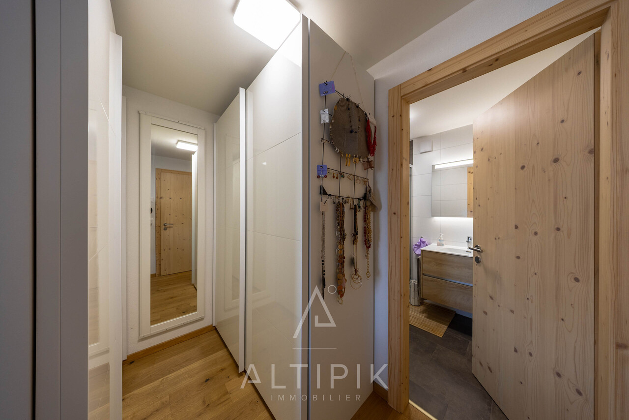 Un chalet récent (2021) avec les Alpes en toile de fond -  Bild 8