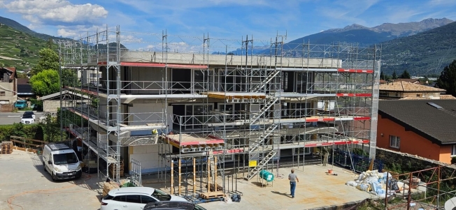 Helle Wohnung im Erdgeschoss mit atemberaubender Terrasse und Blick auf die Alpen -  Bild 11